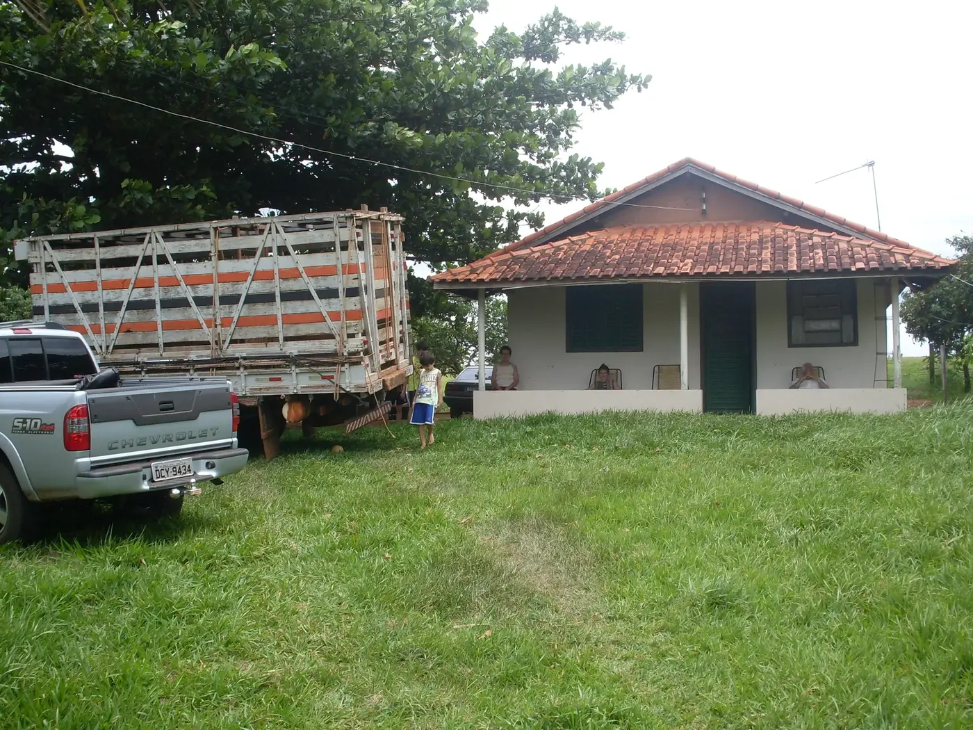 Casa principal do Sítio do Seu Zé, com gramado e árvores ao redor