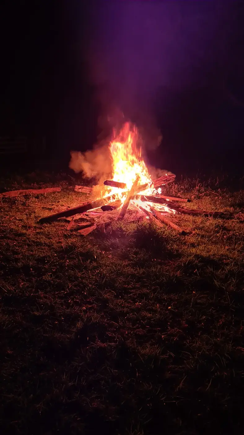 Fogueira acesa durante a noite no sítio