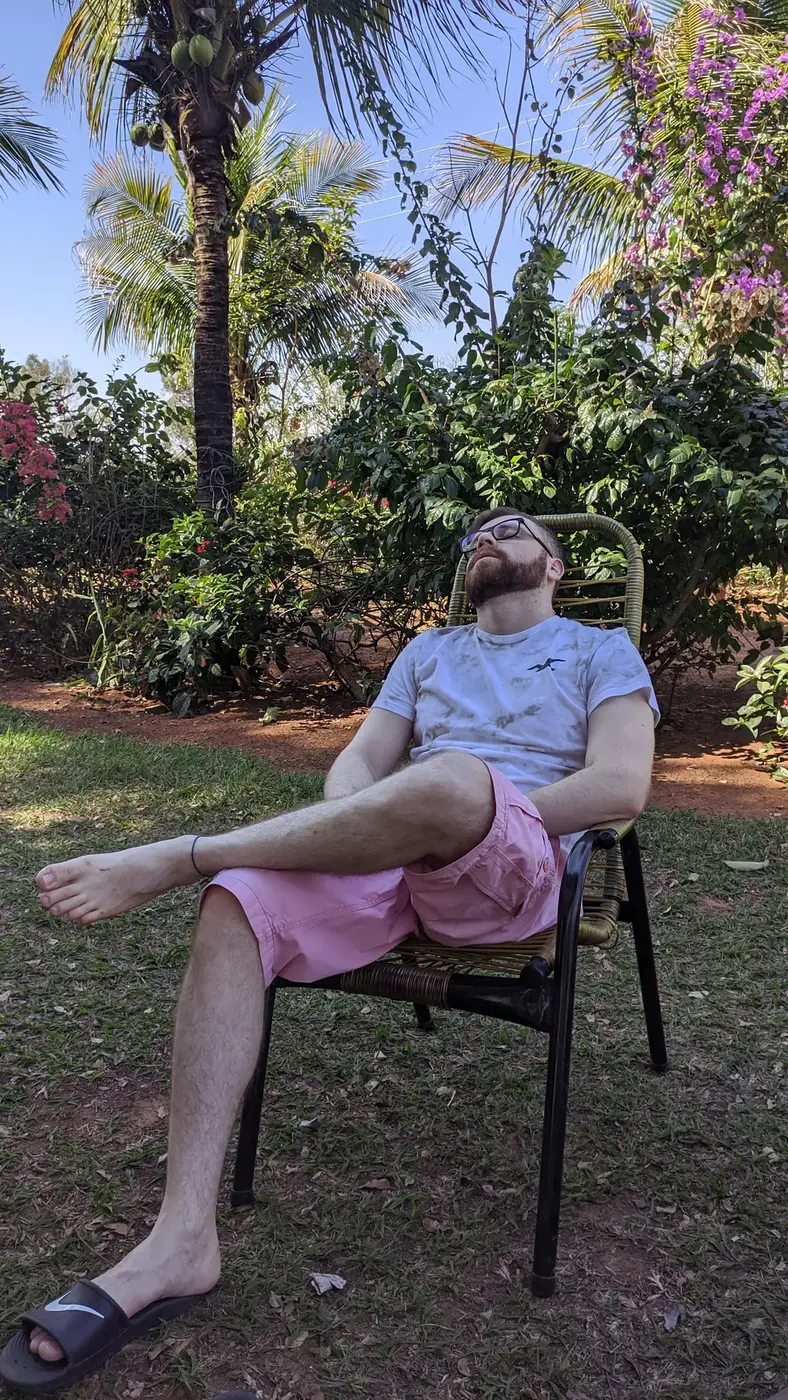 Irmão do Luan tirando uma soneca depois do almoço